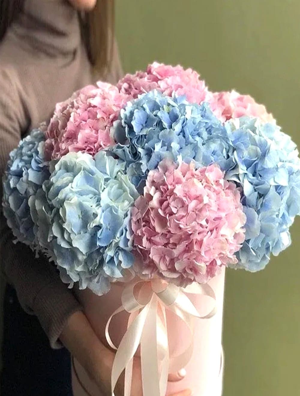 9 нежных гортензий в коробке