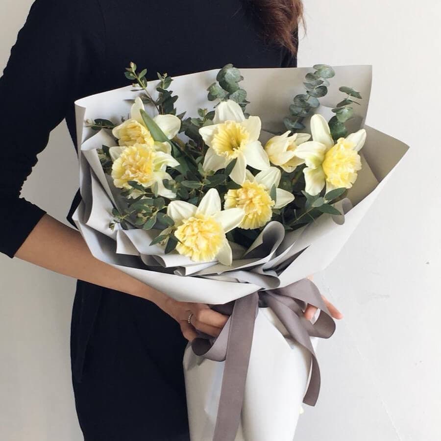 Белые нарциссы с эвкалиптом