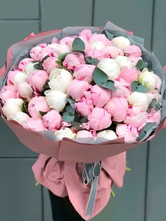 Сколько стоят букеты из пионов в 2025 году: подробный обзор