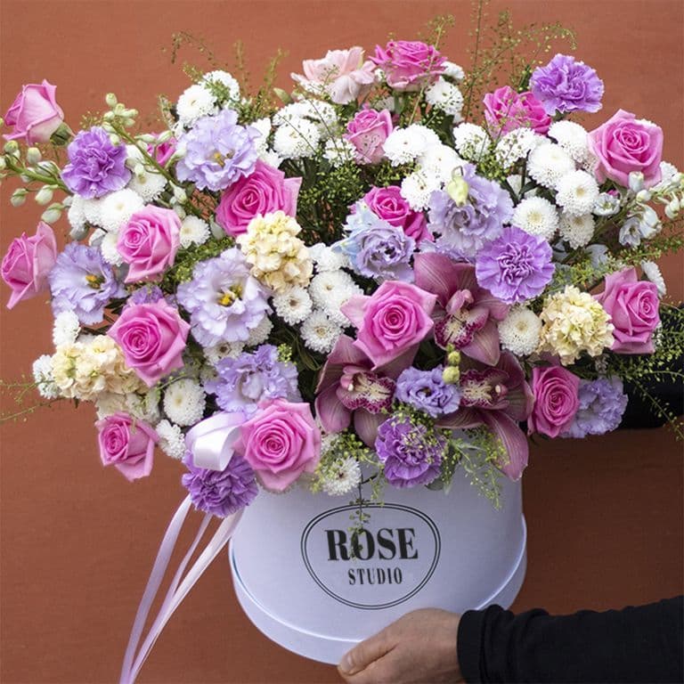 Тренд сезона 2025 — Цветы в коробке: стильный подарок без хлопот