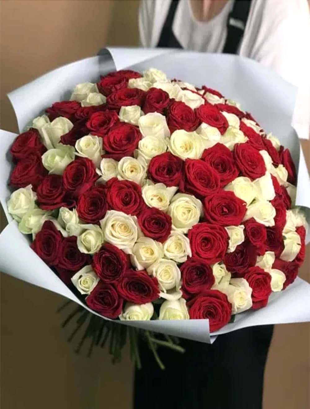 101 роза микс: красные и белые — купить в Ростове-на-Дону