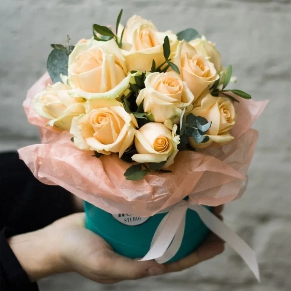 11 персиковых роз в шляпной коробке — купить в Ростове-на-Дону