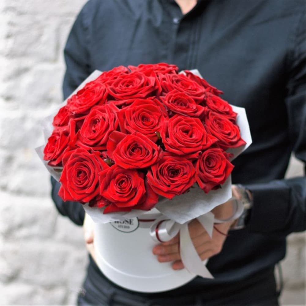 19 красных роз в шляпной коробке — купить в Ростове-на-Дону