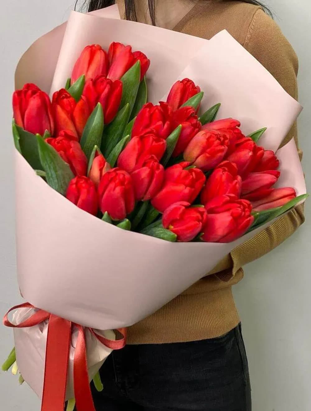 Букет из 25 красных тюльпанов — купить в Ростове-на-Дону