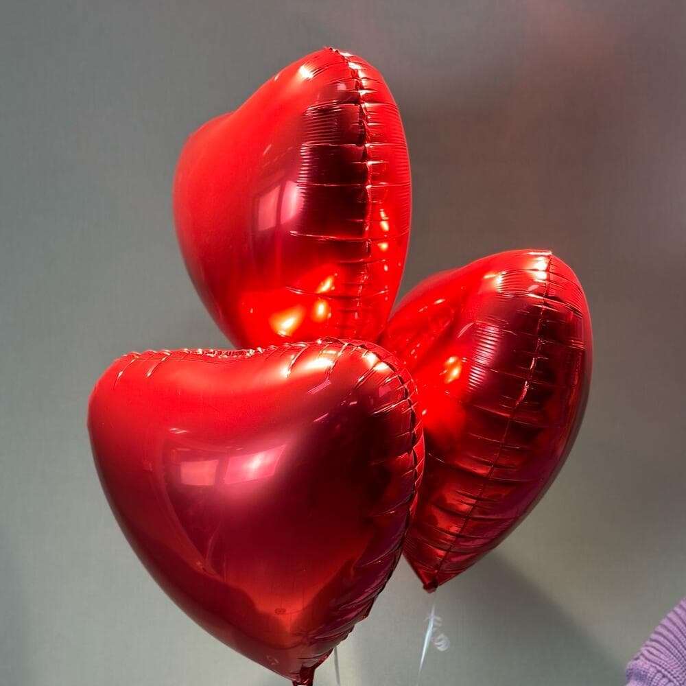 3 красных шара сердца