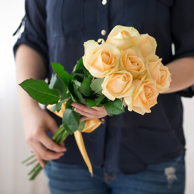 7 кремовых роз — купить в Ростове-на-Дону