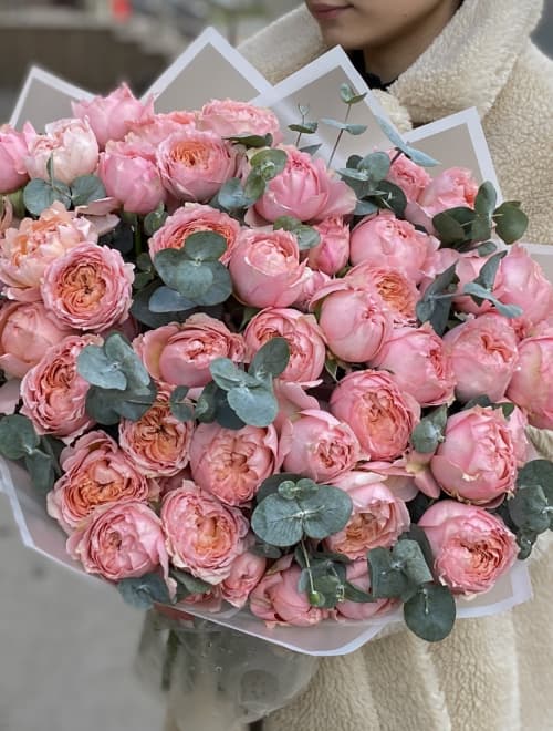 Букет из 15 кустовых роз Джульетта с эвкалиптом — купить в Сочи