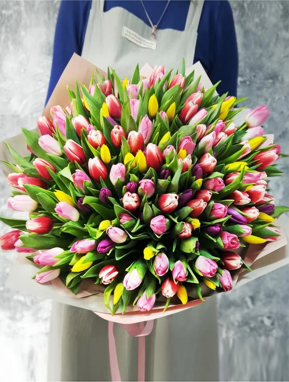Букет из 151 тюльпана: яркий микс