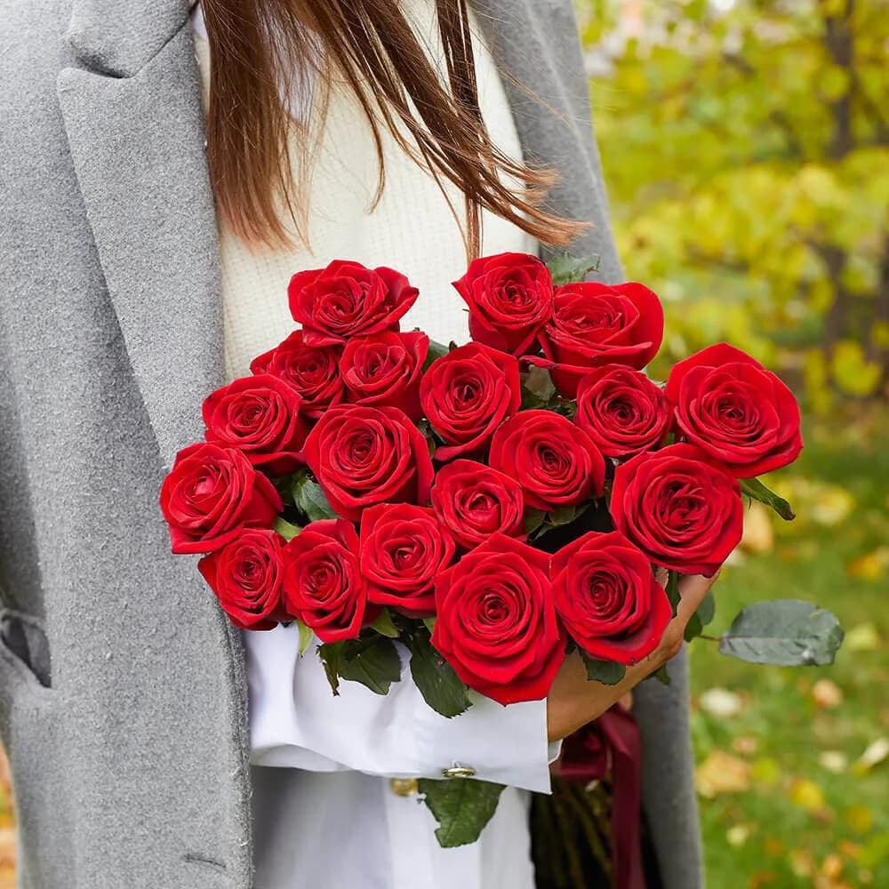 Букет из 19 красных роз — фото 1 — купить в Сочи
