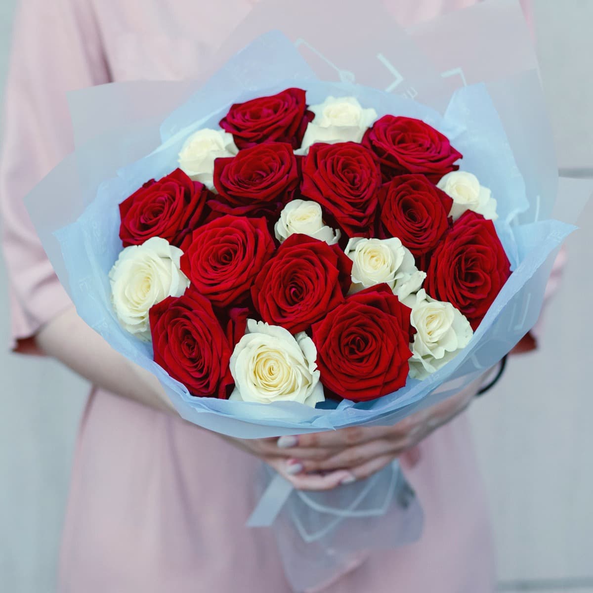 БУКЕТ ИЗ 19 РОЗ МИКС — купить в Волгограде