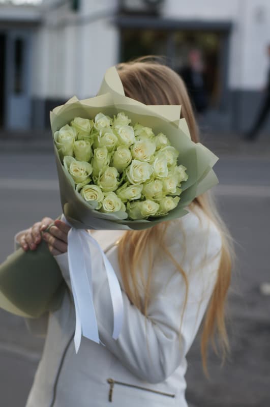 Букет из 25 кенийских роз белых — купить в Сочи