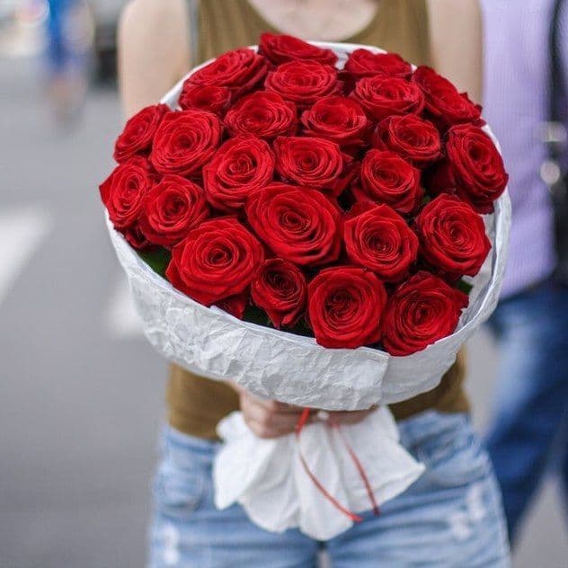 БУКЕТ ИЗ 25 РОЗ В БЕЛОМ КРАФТЕ — купить в Волгограде