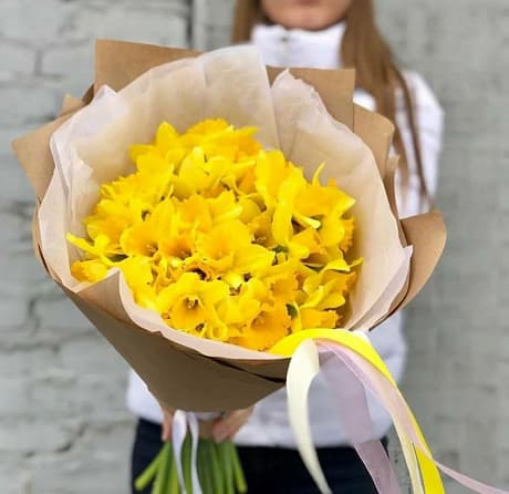 Букет из 35 нарциссов — купить в Краснодаре