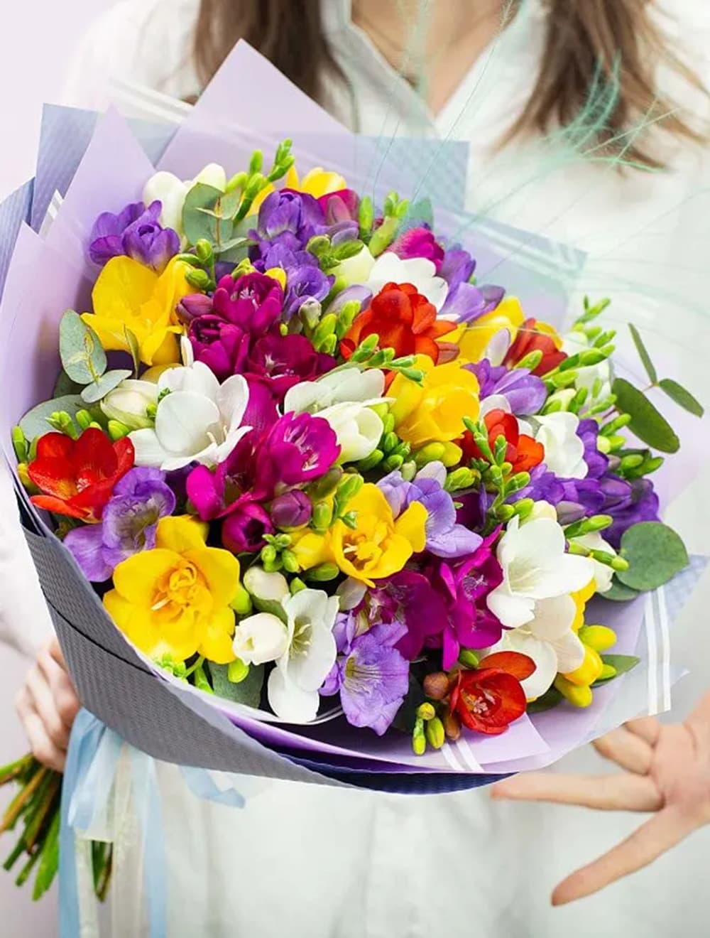 Букет из 35 ярких фрезий