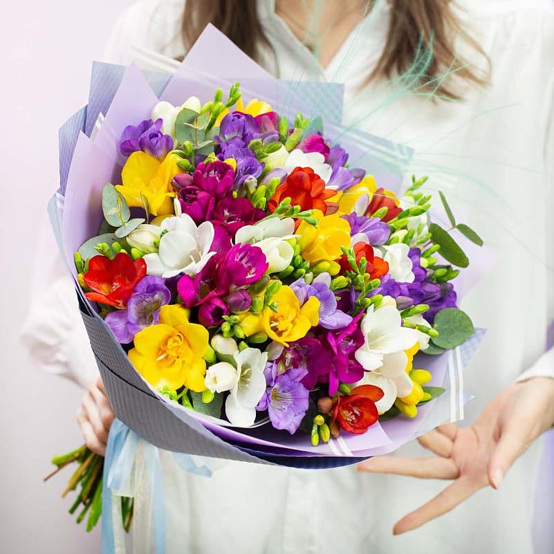 Букет из 35 ярких фрезий — купить в Волгограде