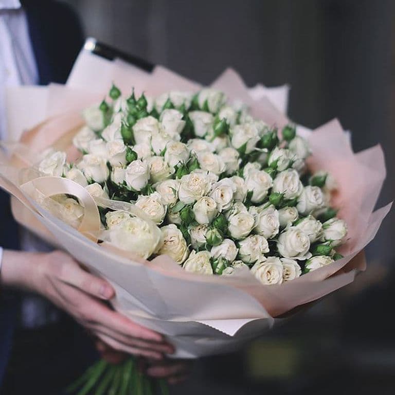 Букет из 45 кустовых роз "Блеск" — купить в Краснодаре