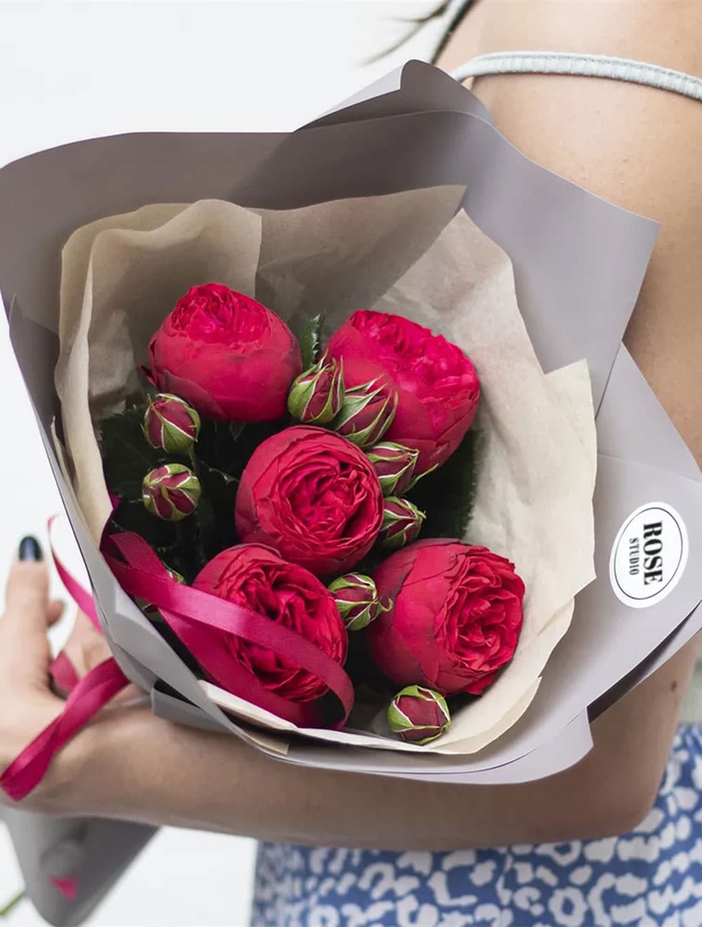 Букет из 5 пионовидных роз — фото 1 — купить в Краснодаре