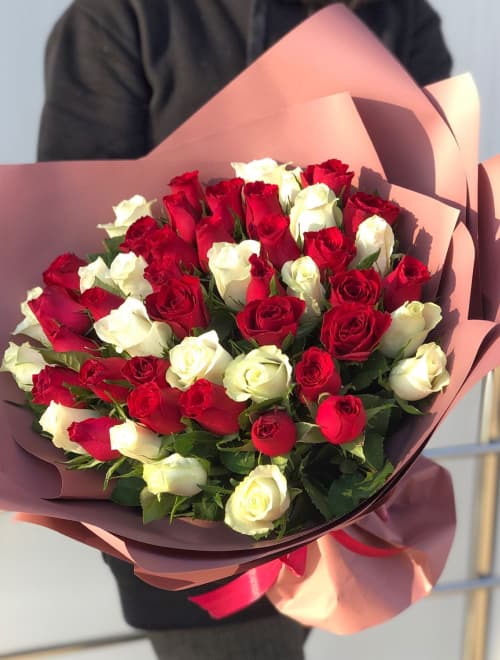 Букет из 51 кенийской розы (цвет на выбор) — купить в Сочи