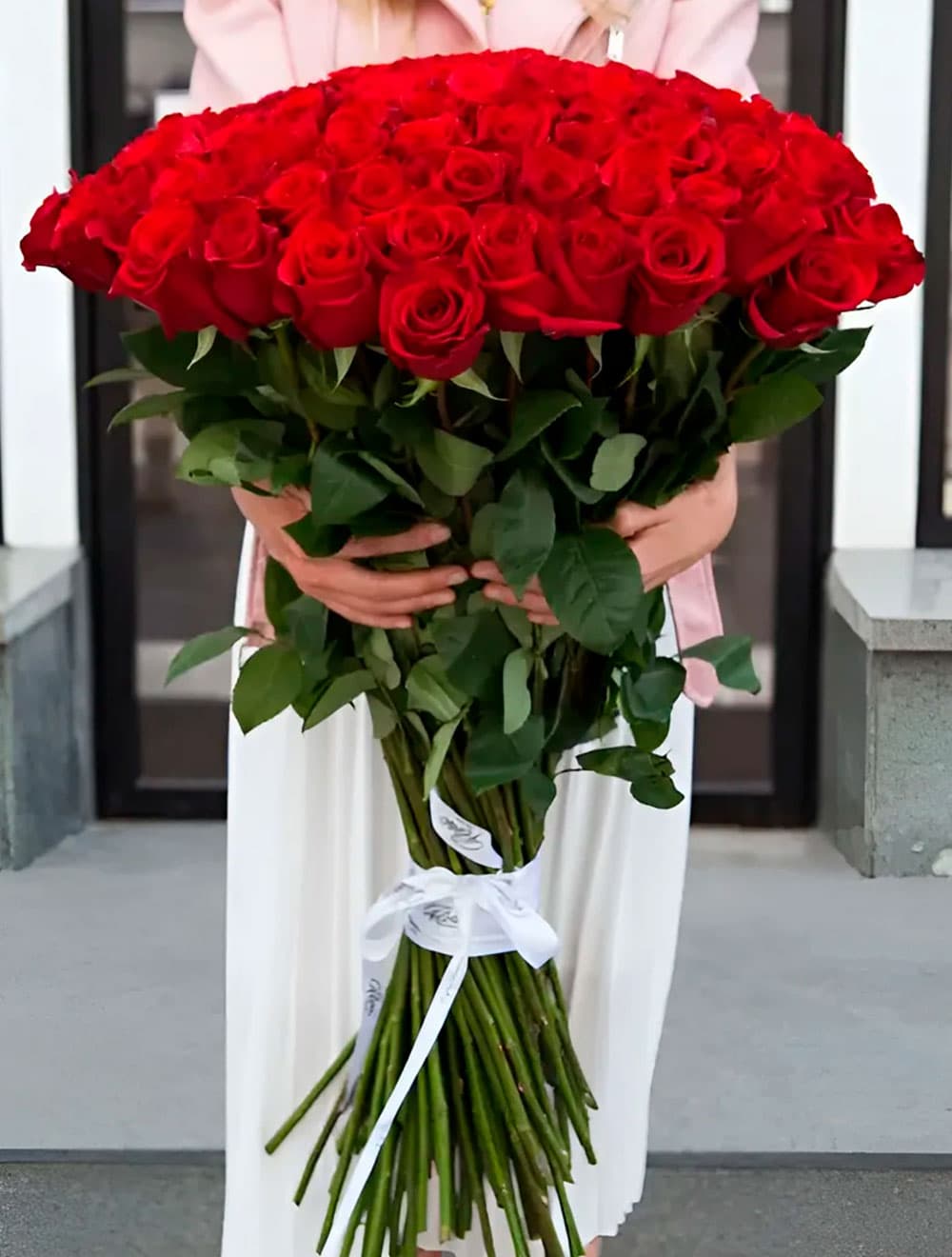 Букет из 51 высокой эквадорской розы 100см — купить в Сочи