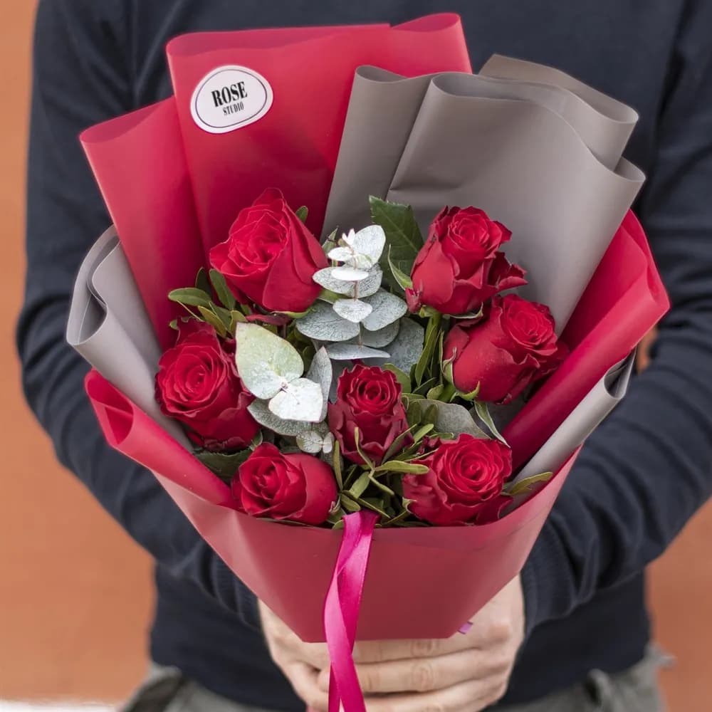 Букет из 7 красных роз с эвкалиптом — фото 2 — купить в Краснодаре — фото 2