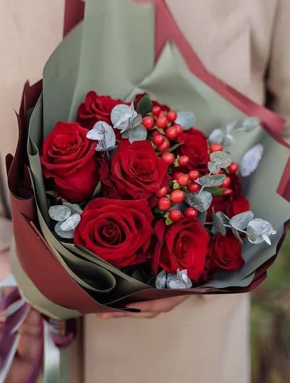 Букет из 9 роз с эвкалиптом