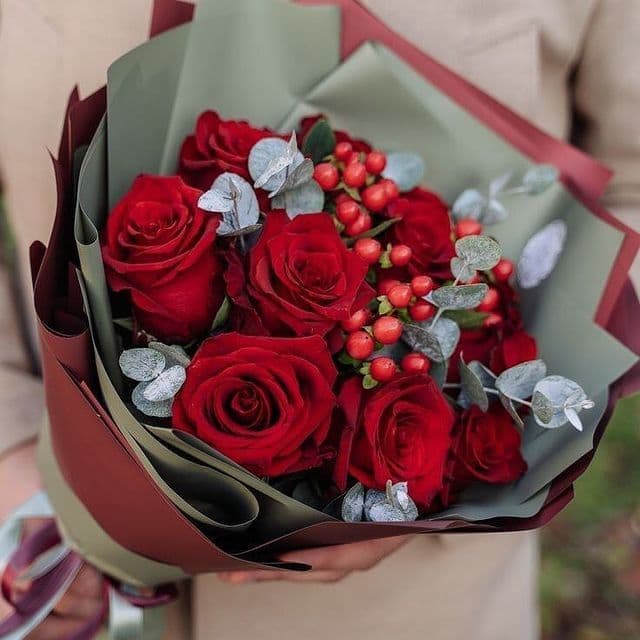 Букет из 9 роз с эвкалиптом — купить в Ростове-на-Дону