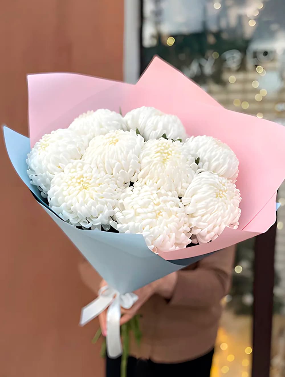 Букет из 9 шарообразных хризантем (цвет на выбор) — купить в Сочи