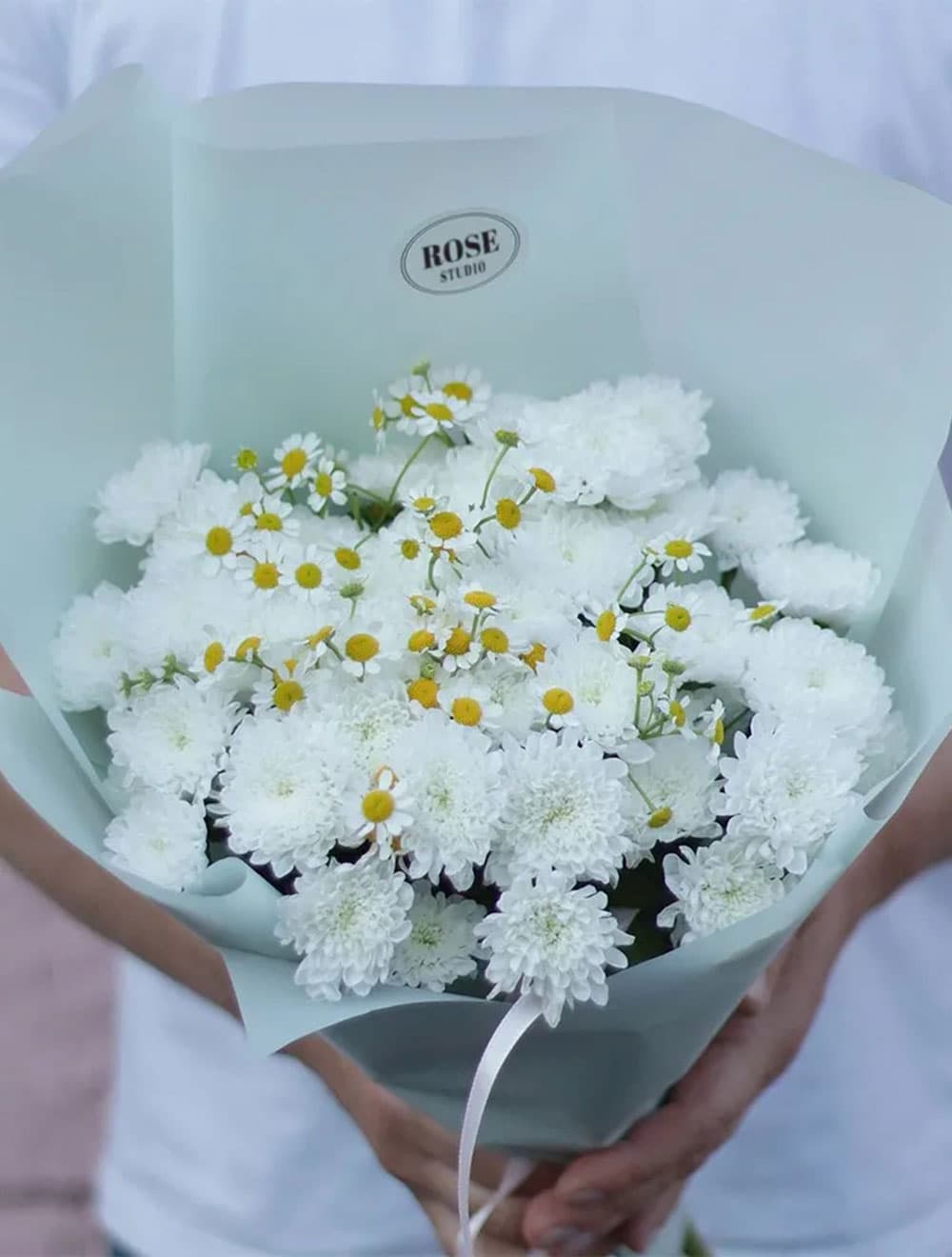 Букет из кустовой хризантемы и ромашек — фото 1 — купить в Сочи