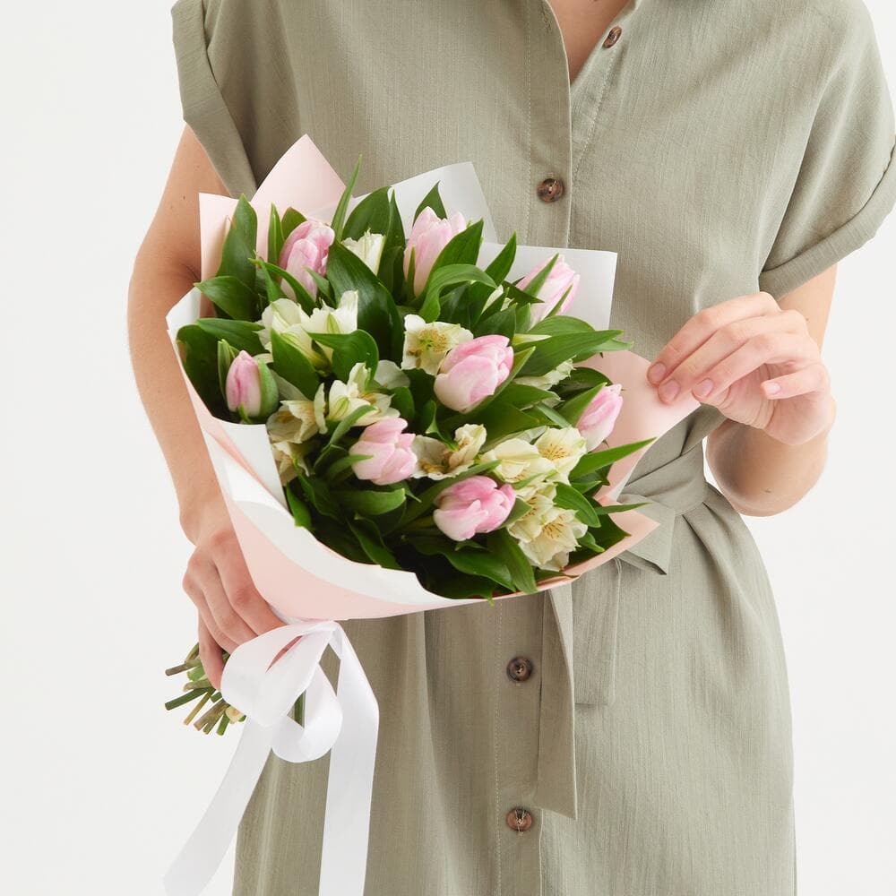 Букет из тюльпанов с альстромерией