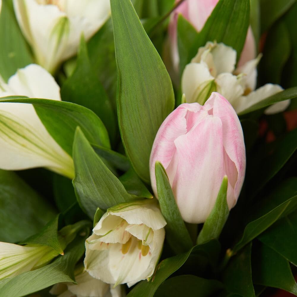 Букет из тюльпанов с альстромерией — фото 3 — купить в Волгограде — фото 3