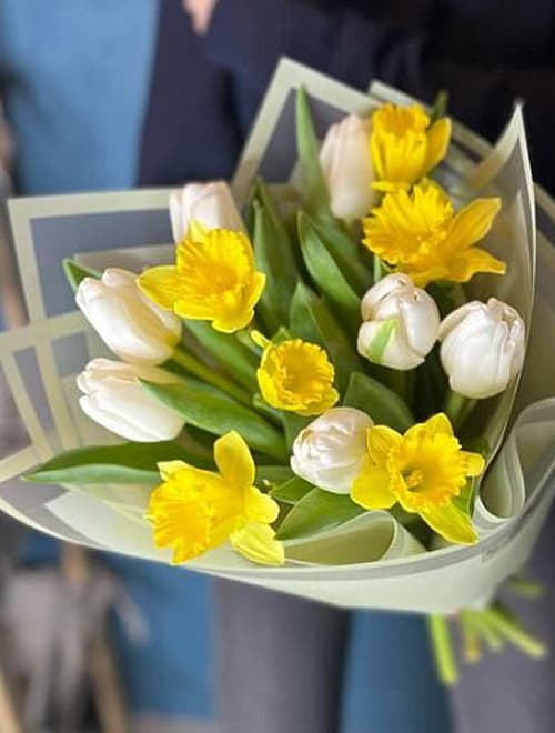 Букет из тюльпанов с нарциссами