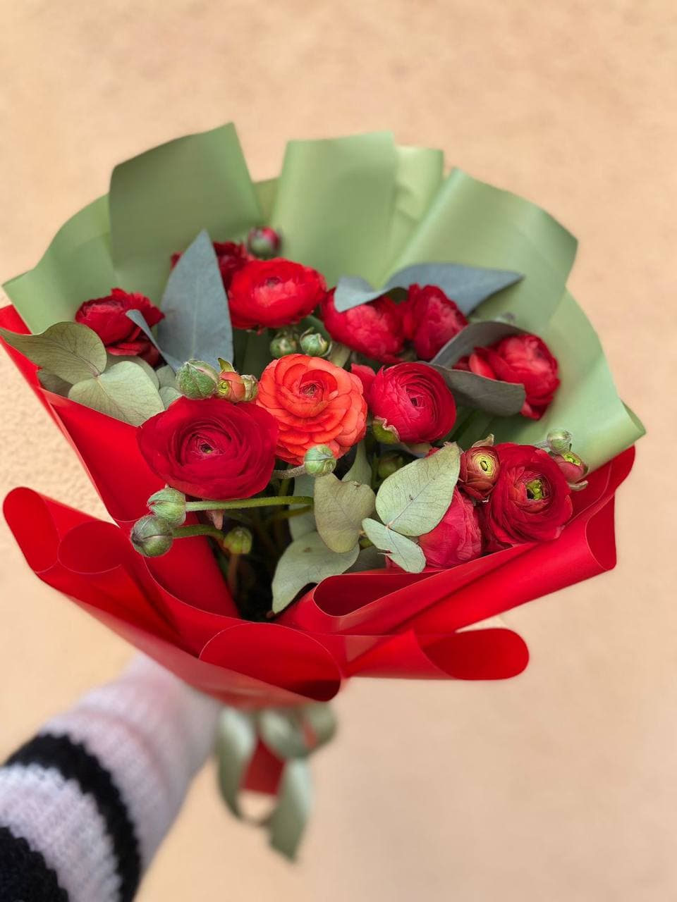 Букет красных ранунклюсов — фото 1 — купить в Сочи