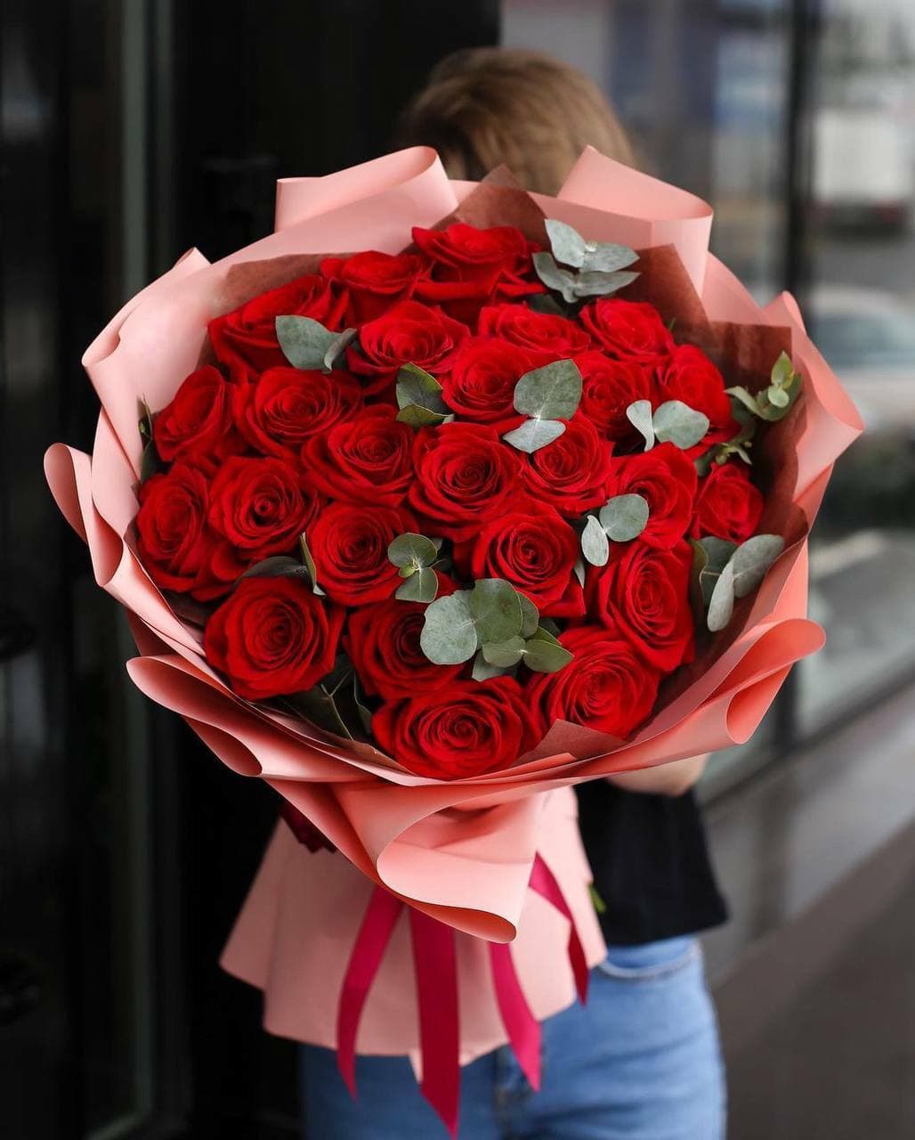 Букет "Поцелуй" из 31 красной розы с эквалиптом — купить в Ростове-на-Дону