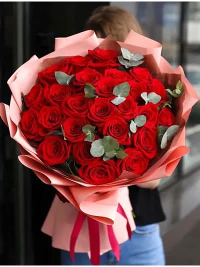 Букет "Поцелуй" из 31 красной розы с эквалиптом — купить в Волгограде