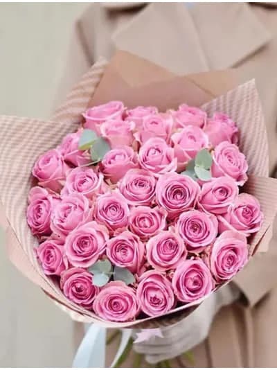 Букет "Поцелуй" из 31 розовой розы с эвкалиптом — купить в Волгограде