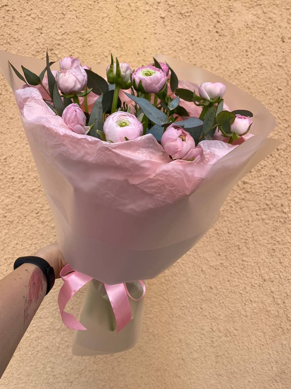 Букет розовых ранунклюсов — фото 1 — купить в Сочи