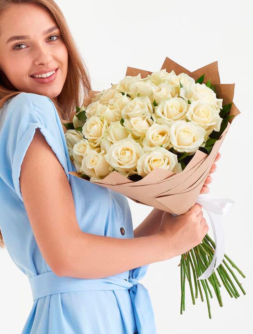 Букет "Утренняя роса" из 25 белых роз в крафте — фото 1 — купить в Сочи