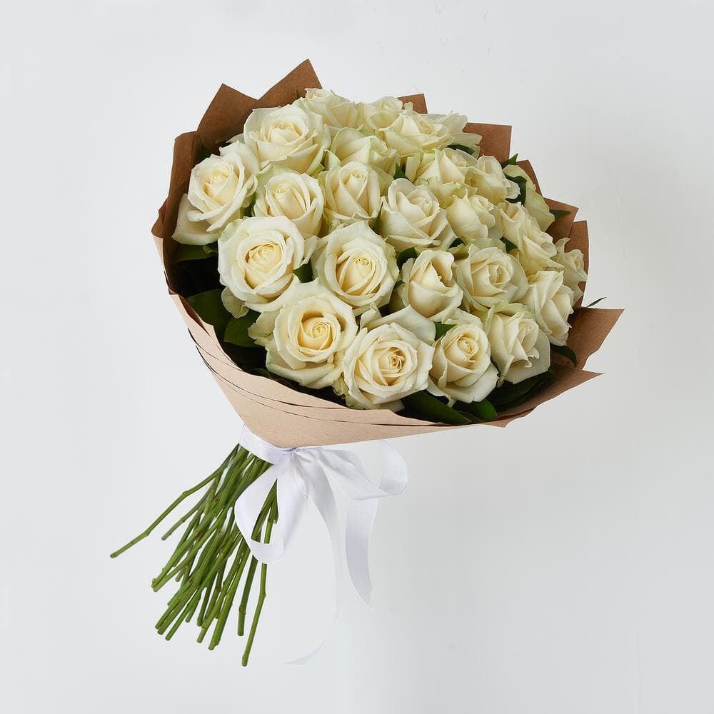 Букет "Утренняя роса" из 25 белых роз в крафте — фото 4 — купить в Сочи — фото 4