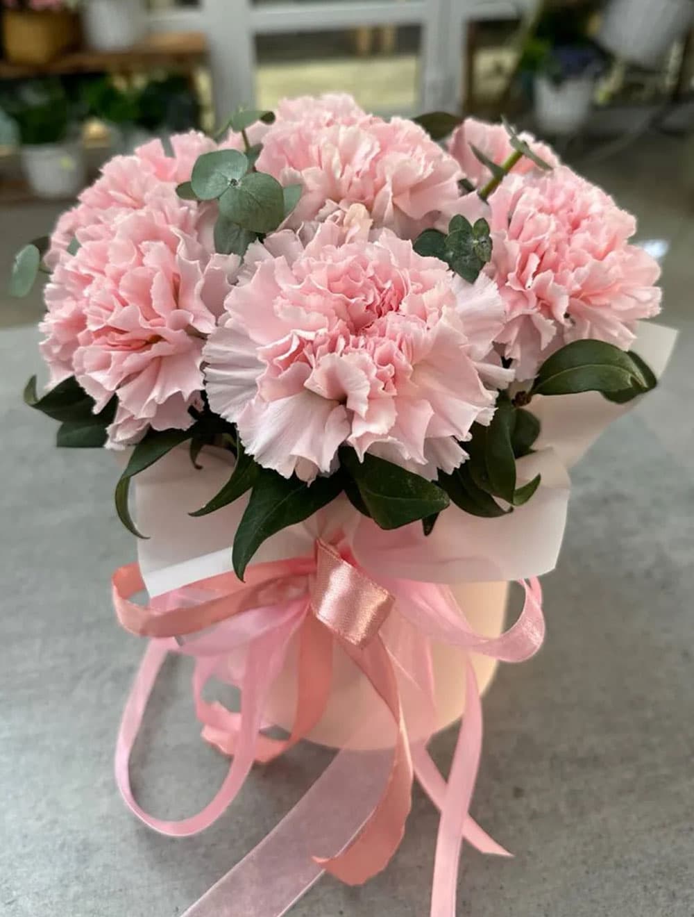 Диантусы в шляпной коробке