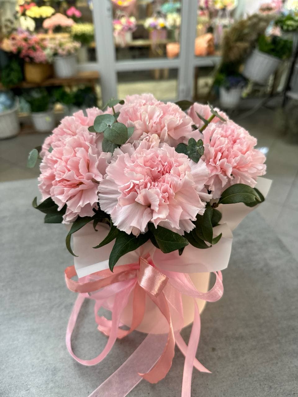 Диантусы в шляпной коробке