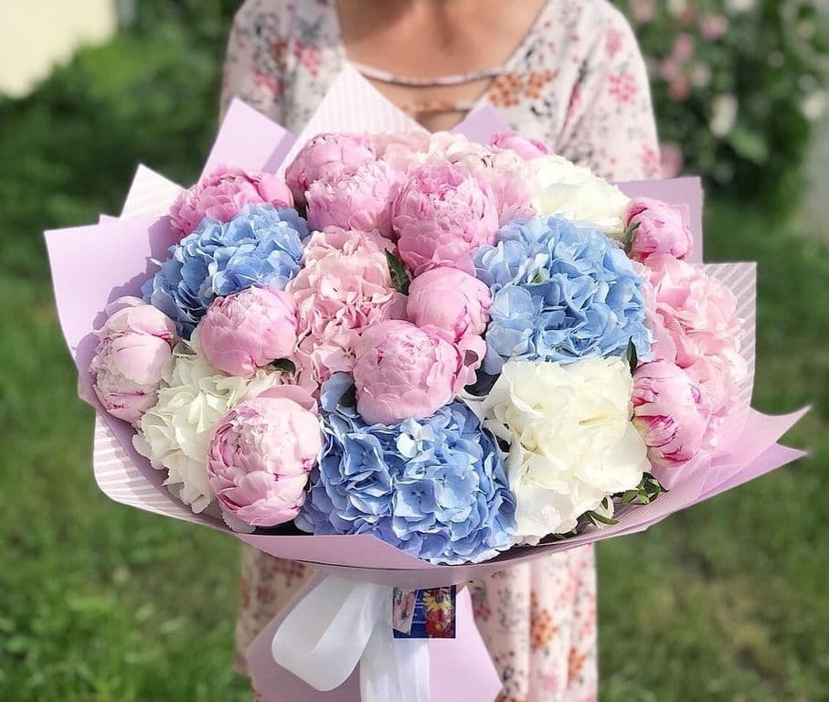 Гортензии и пионы в стильной упаковке — купить в Ростове-на-Дону