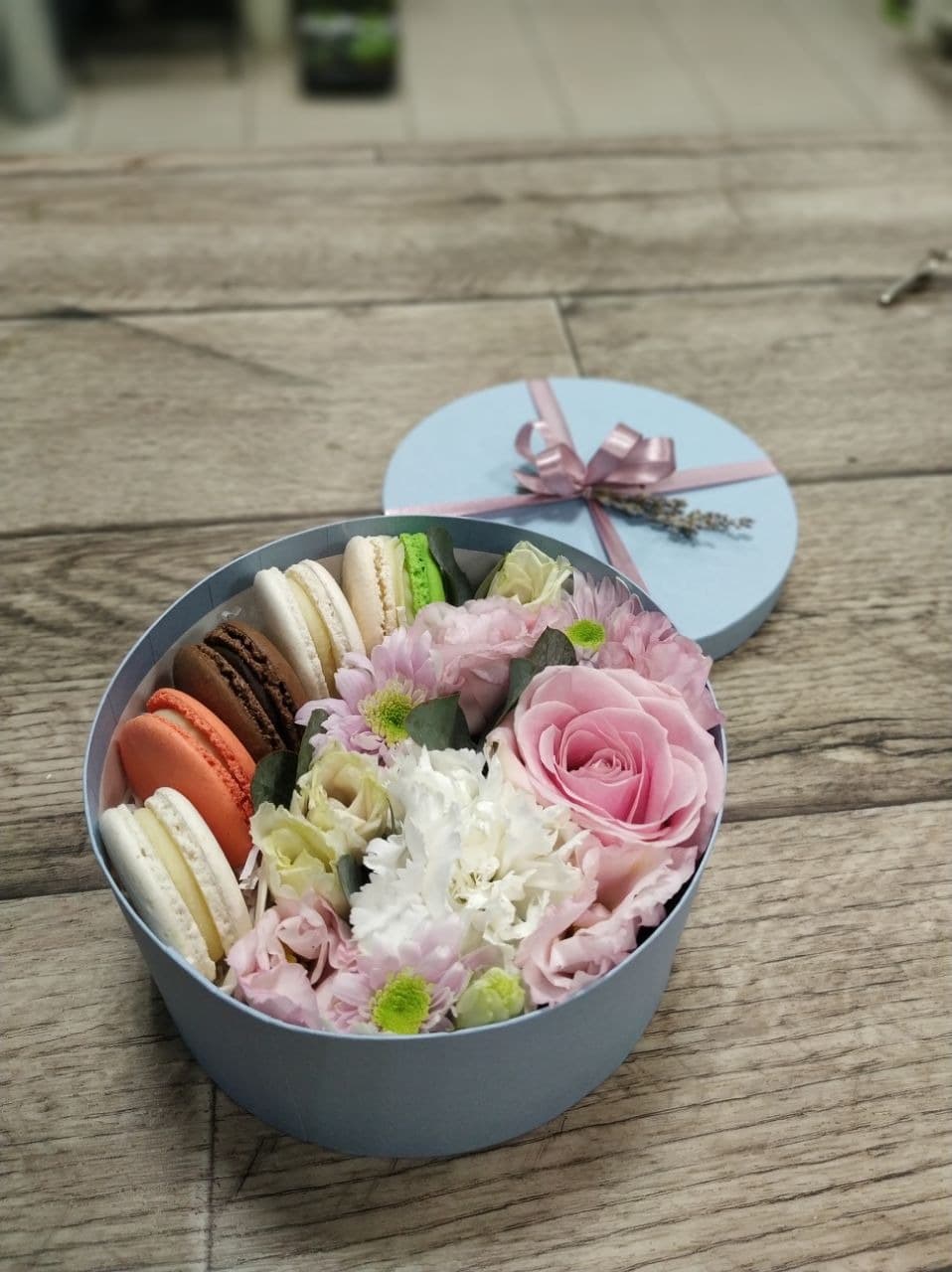 Коробка с макарунами "Bonjours" — купить в Краснодаре — фото 2