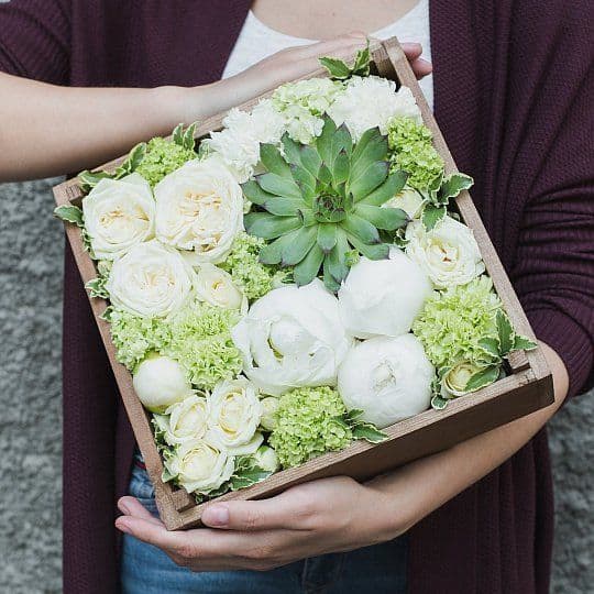 Коробочка с пионами и суккулентом "Lime" — купить в Ростове-на-Дону