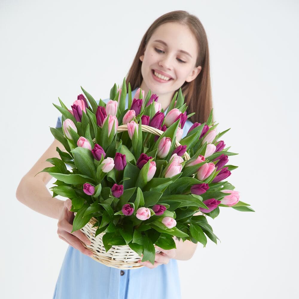 Корзина нежных тюльпанов