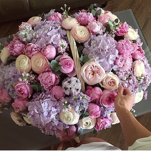 Корзина с гортензией и ранунклюсами — купить в Ростове-на-Дону