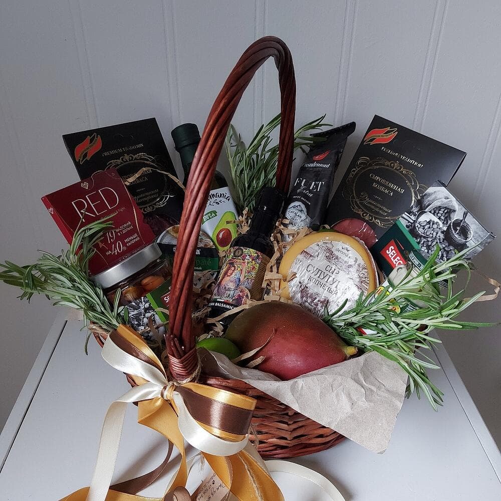 Корзина с манго и лаймами