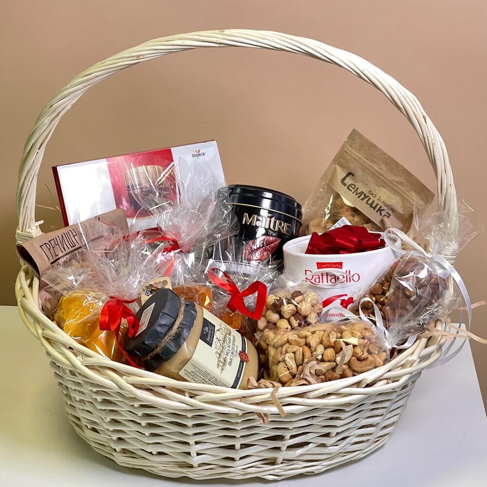 Корзина с сухофруктами