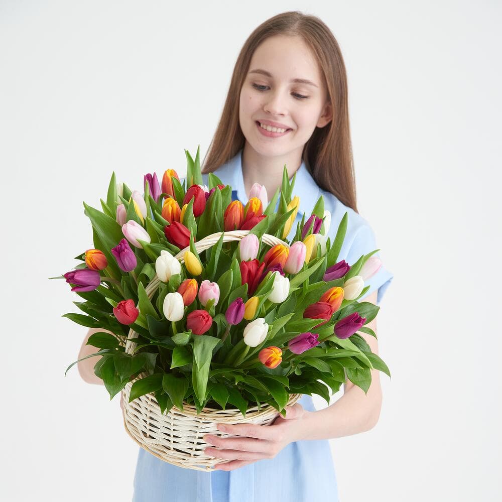 Корзина ярких тюльпанов