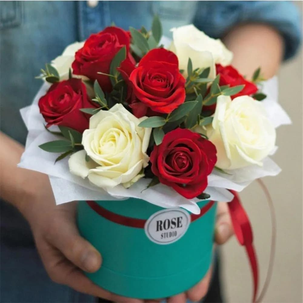 Красно-белый микс в шляпной коробке — купить в Ростове-на-Дону