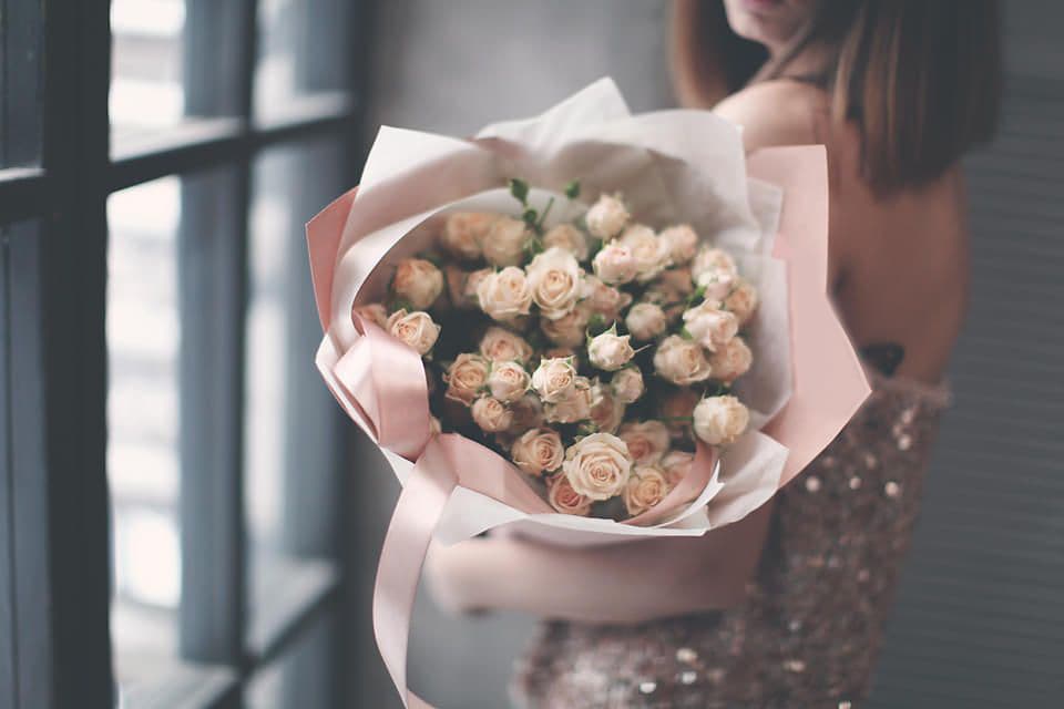 Кремовые кустовые розы — купить в Краснодаре